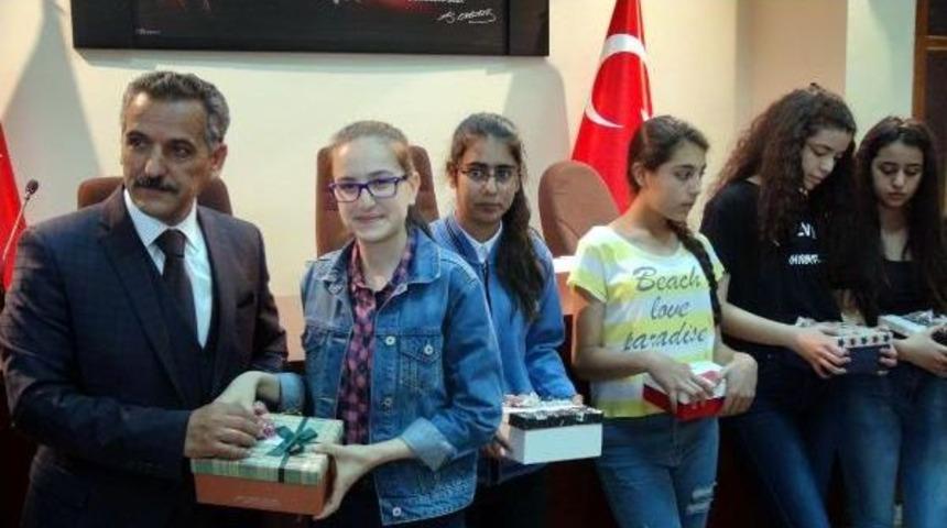 Tunceli'de Teog Birincisi 17 &Ouml;ğrenci Valiyi Ziyaret Etti