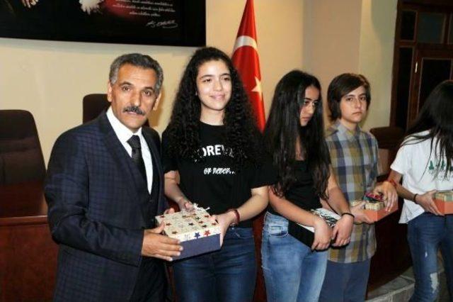 Tunceli'de Teog Birincisi 17 Öğrenci Valiyi Ziyaret Etti