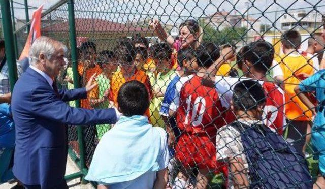 Semt Sahası Açılışında Kurban Kesilmesini Çocuklar Izledi