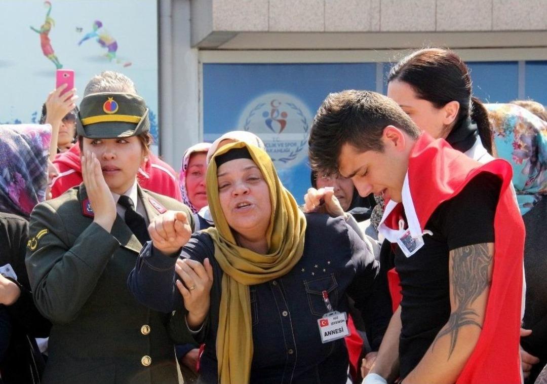 Şehit Annesi: &ldquo;şerefsizler Sevinmesin, 10 Tane Daha G&ouml;khan Gelecek&rdquo;