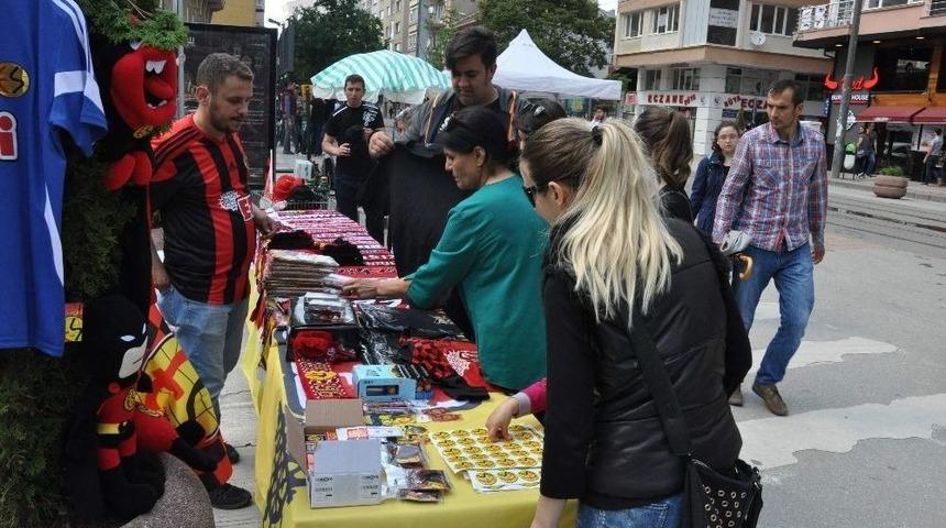Final Ma&ccedil;ı &Ouml;ncesi Taraftardan Eskişehirspor &Uuml;r&uuml;nlerine Yoğun İlgi