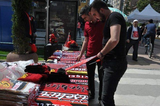 Final Maçı Öncesi Taraftardan Eskişehirspor Ürünlerine Yoğun İlgi