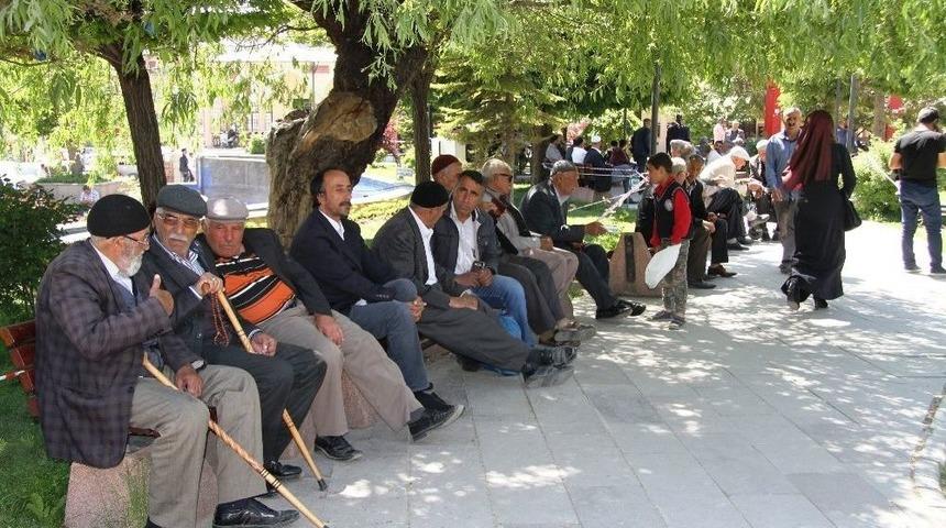 Oru&ccedil;lu Vatandaşlar Parklara Akın Etti