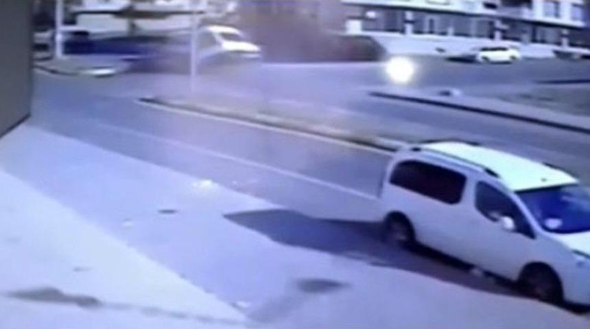 Batman&rsquo;da &Ouml;ğrenci Servisi İle Otomobil &Ccedil;arpıştı: 9 Yaralı