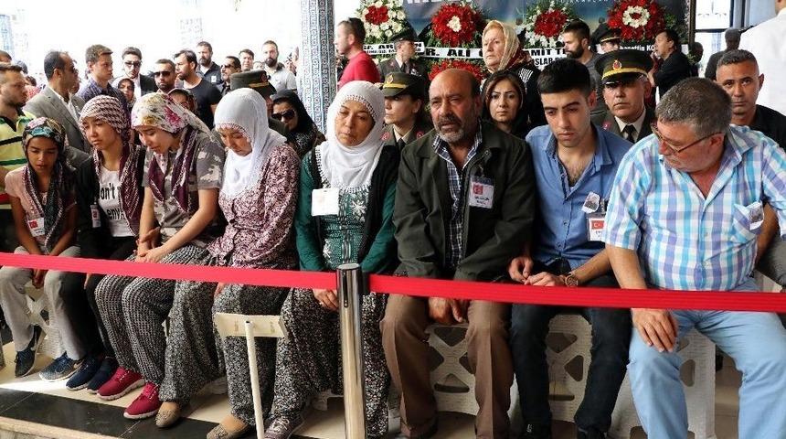 Şehit Annesi, Evladını &lsquo;şehitler &Ouml;lmez Vatan B&ouml;l&uuml;nmez&rsquo; Diyerek Uğurladı