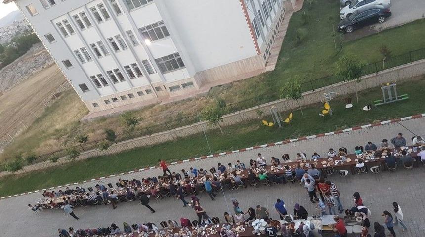 &Ouml;ğrencilerle Okul Bah&ccedil;esinde İftar Yemeği