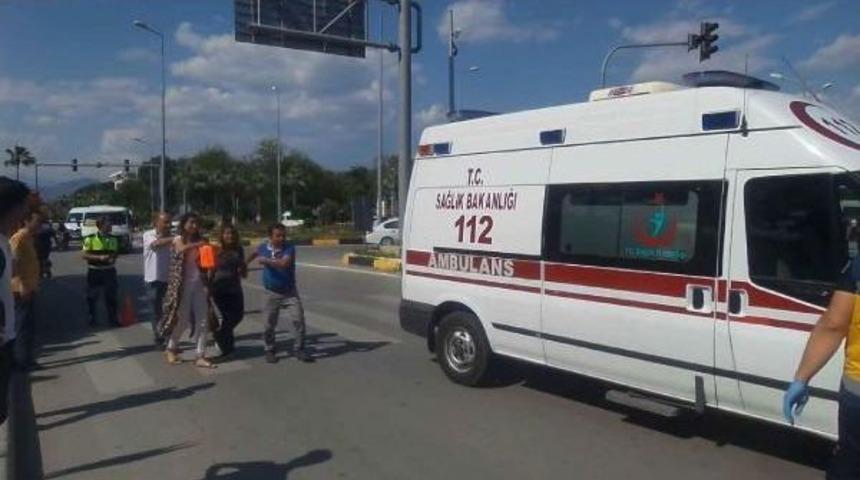 Kadın &Ouml;ğretmenin Otomobili Durağa Daldı: 5 &Ouml;ğrenci Yaralandı