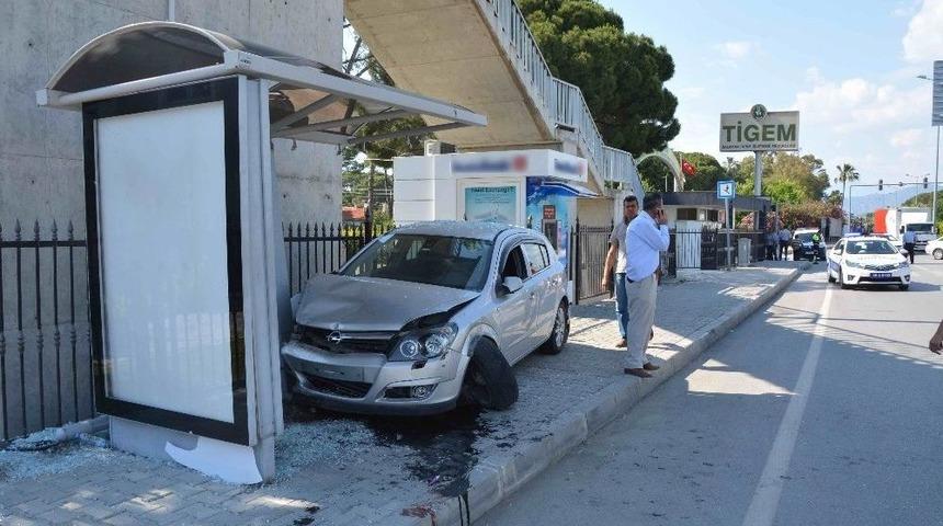 Otomobil Durakta Bekleyen &Ouml;ğrencilere &Ccedil;arptı: 6 Yaralı