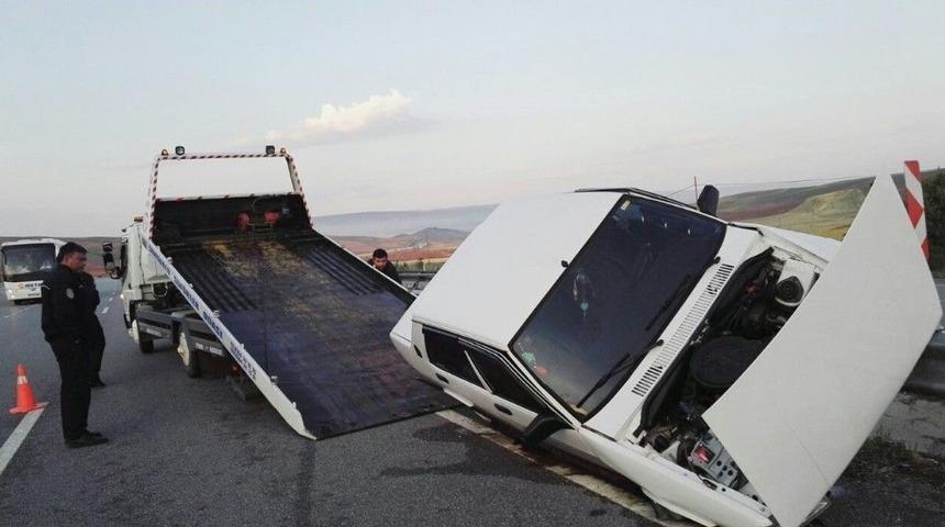 Otomobil Bariyerlere &Ccedil;arptı