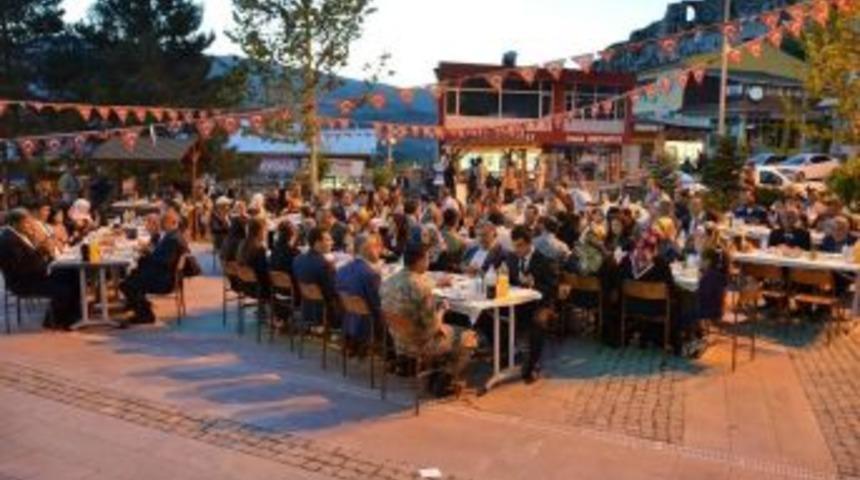 Kemah İl&ccedil;esi Sakinleri İftarda Buluştu