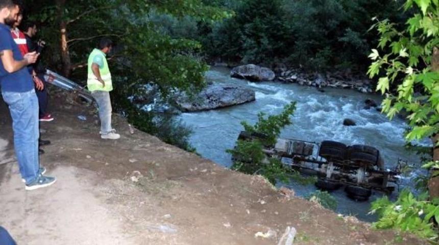 Beton Mikseri Irmağa Devrildi; 2 Yaralı