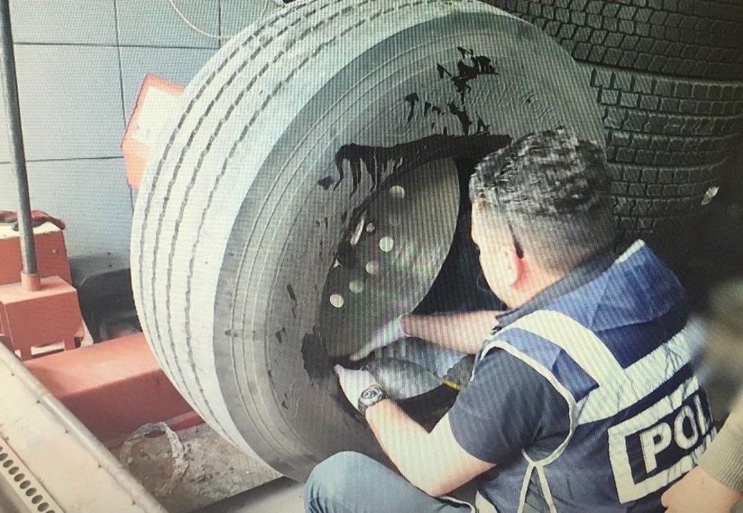 Polis Esrarı Bulmak İ&ccedil;in Lastik&ccedil;i Oldu