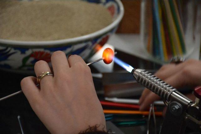 Cam Boncuk Sanatını Yaşatmaya &Ccedil;alışıyor 2