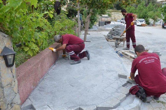 Kuşadası’nda Mahallelerdeki Yol Yapım Çalışmaları Devam Ediyor