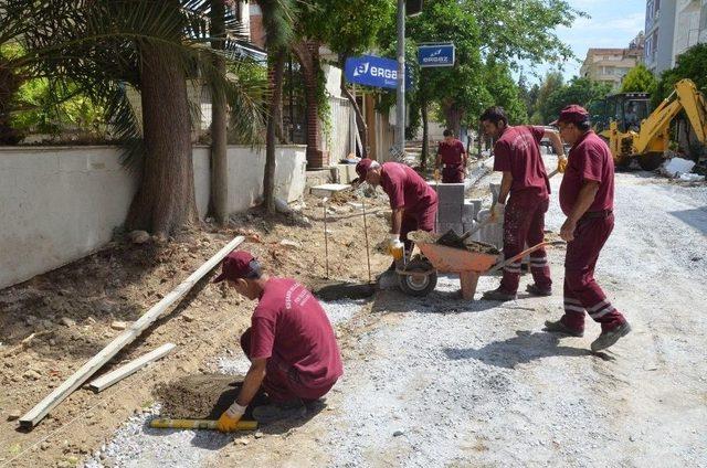 Kuşadası’nda Mahallelerdeki Yol Yapım Çalışmaları Devam Ediyor