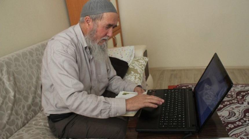 &Ccedil;ocukluğundan Beri 10 Bin 500 Şiir Yazdı