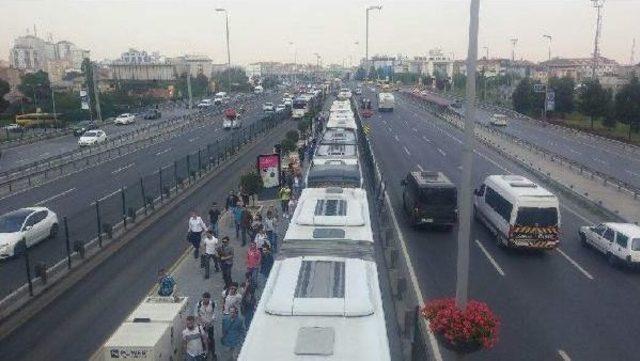 Metrobüs Arızalandı; Yolcular Metrobüs Yolunda Yürüdü (1)