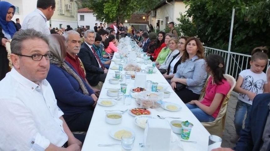 Bu K&ouml;ydekiler, Dedelerinden Kalan İftar Geleneğini S&uuml;rd&uuml;r&uuml;yor