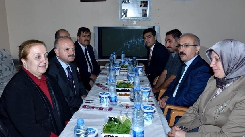 Bakan Elvan, İftarda Şehit Ailesinin Evine Konuk Oldu