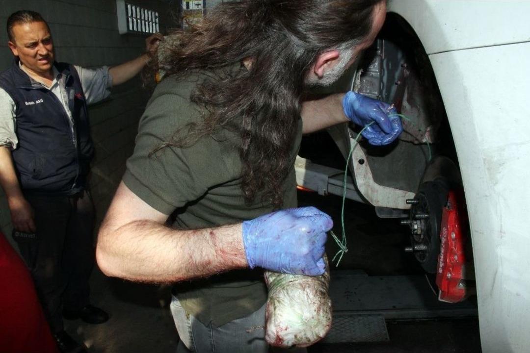 (&ouml;zel Haber) Polis İpi &Ccedil;ektik&ccedil;e Spor Otomobilden Uyuşturucu Fışkırdı