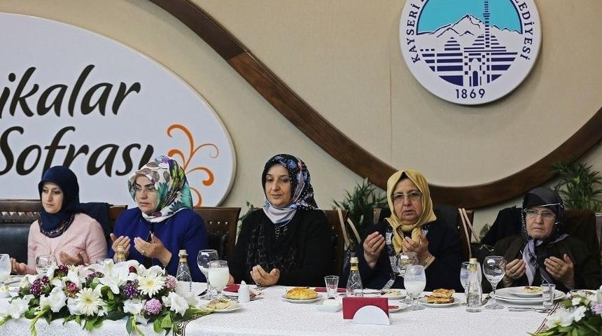 Kur&rsquo;an Kursu &Ouml;ğrencilerinde İkbal &Ccedil;elik&rsquo;ten İftar