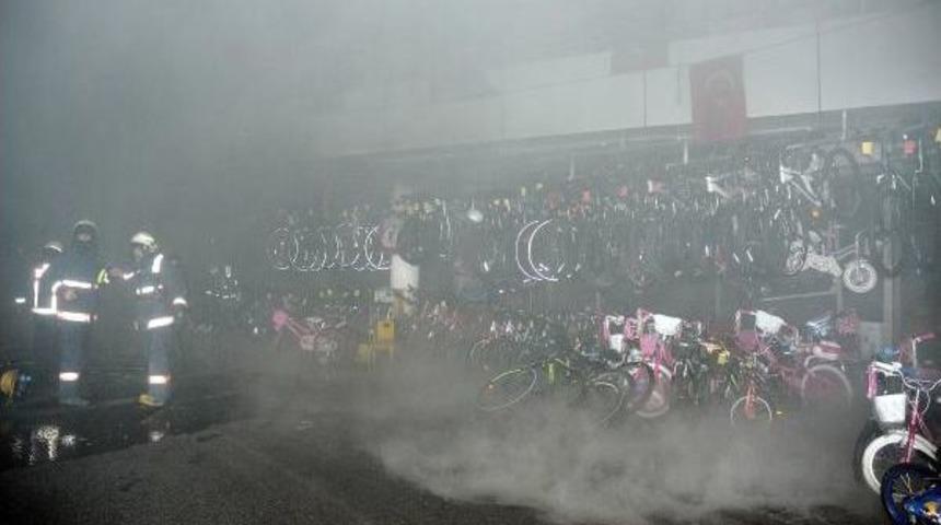 Bisiklet&ccedil;iler &Ccedil;arşı'nda Yangın (2)