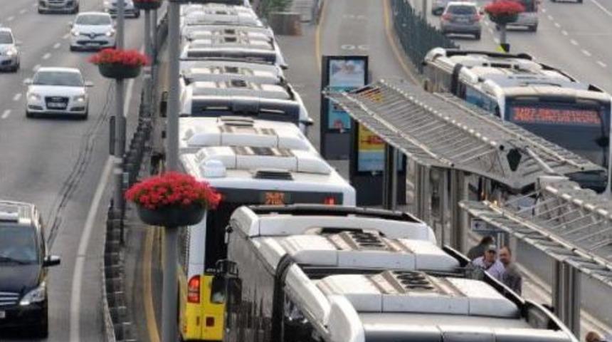 Fotoğraflar // Metrob&uuml;s Arızalandı; Yolcular Metrob&uuml;s Yolunda Y&uuml;r&uuml;d&uuml;