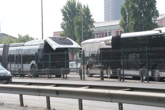 Fotoğraflar // Metrobüs Arızalandı; Yolcular Metrobüs Yolunda Yürüdü