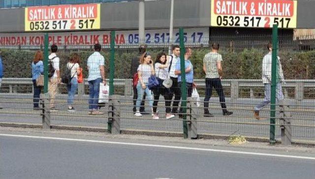 Fotoğraflar // Metrobüs Arızalandı; Yolcular Metrobüs Yolunda Yürüdü