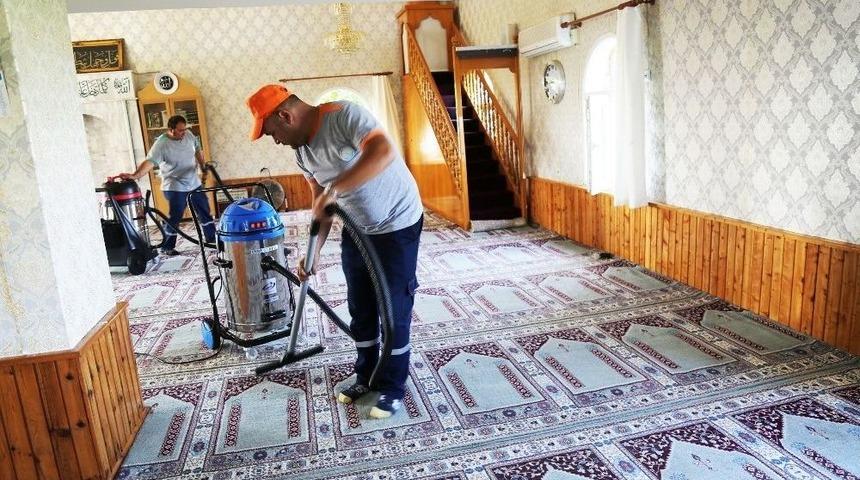 Mezitli&rsquo;deki Cemevi Ve Camilerde Ramazan Temizliği
