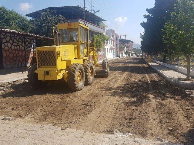 Büyükşehir Yol Çalışmalarına Atburgazı’nda Devam Ediyor