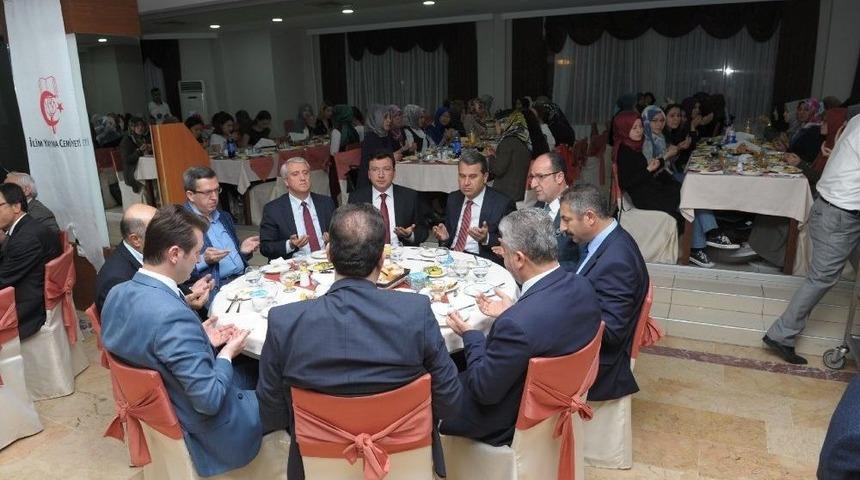 Vali &Ccedil;elik, İlim Yayma Cemiyeti&rsquo;nin İftar Programına Katıldı