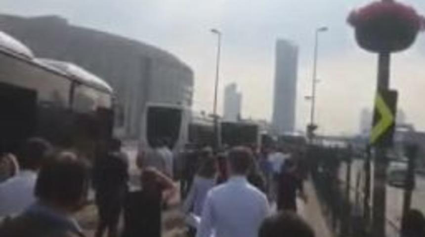 Metrob&uuml;s Arızalandı Vatandaş Yaya Kaldı
