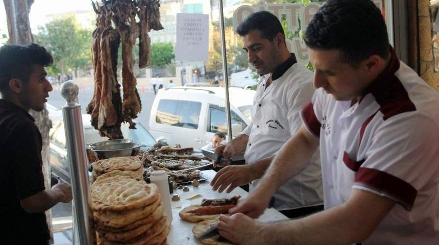 (&ouml;zel Haber) İftarda B&uuml;ryan Yemek İ&ccedil;in 5 Saat &Ouml;nceden Sipariş Veriyorlar