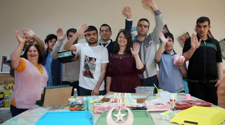 Engellerini Sanatla Aşıyorlar