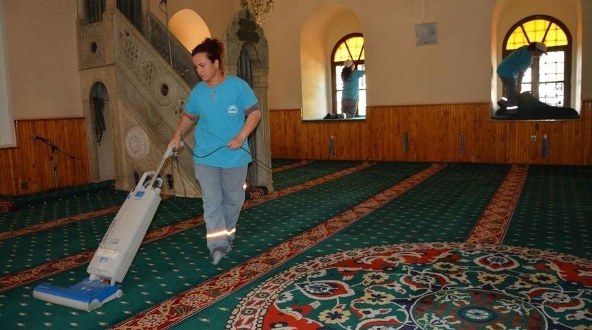S&ouml;ke Belediyesi&rsquo;nden Ramazan Ayında Cami Ve Mezarlık Temizlikleri