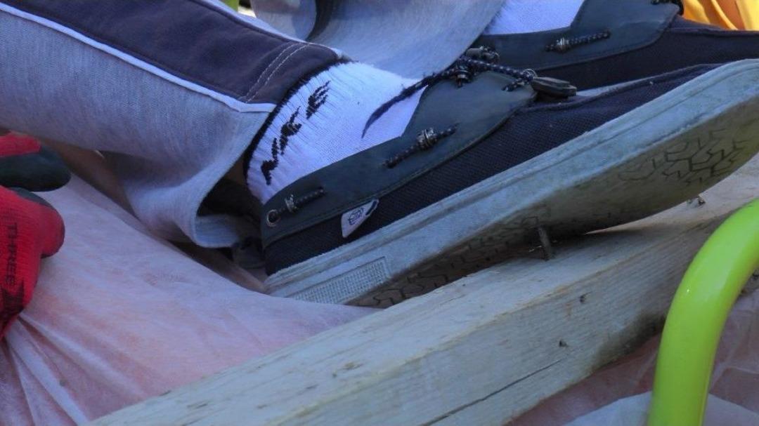 (&ouml;zel Haber) İnşaata Ka&ccedil;an Topunu Almak İsteyen &Ccedil;ocuğu Ayağına &Ccedil;ivi Saplandı