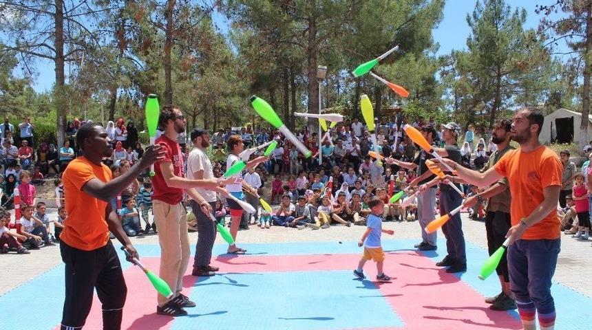 Depremzede &Ccedil;ocuklar Sirk G&ouml;sterisi İle Eğlendi