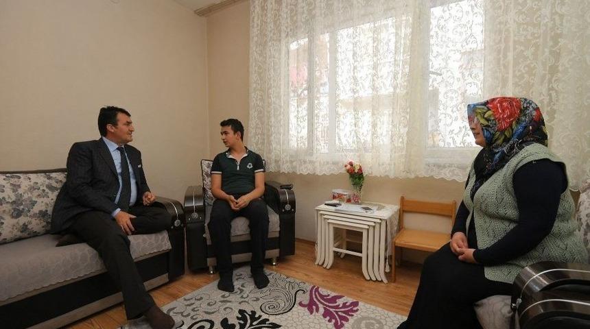 D&uuml;ndar, İşitme Engelli Gence Ses Oldu