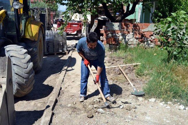 Güneş Ve Gümüş Mahallerinde Yollar Yenileniyor