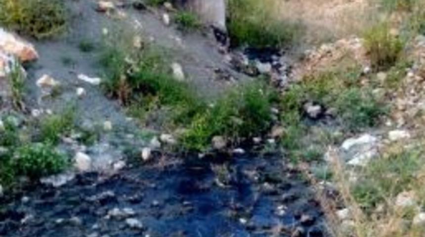 A&ccedil;ıktan Akan Kanalizasyon Tehlike Sa&ccedil;ıyor