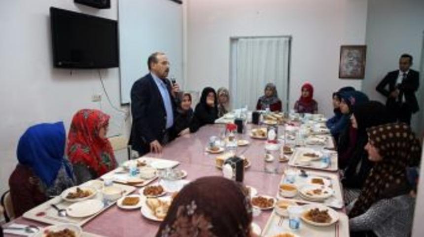 Vali İsmail Ustaoğlu, Kız İmam Hatip Lisesi &Ouml;ğrencileriyle İftarda Buluştu