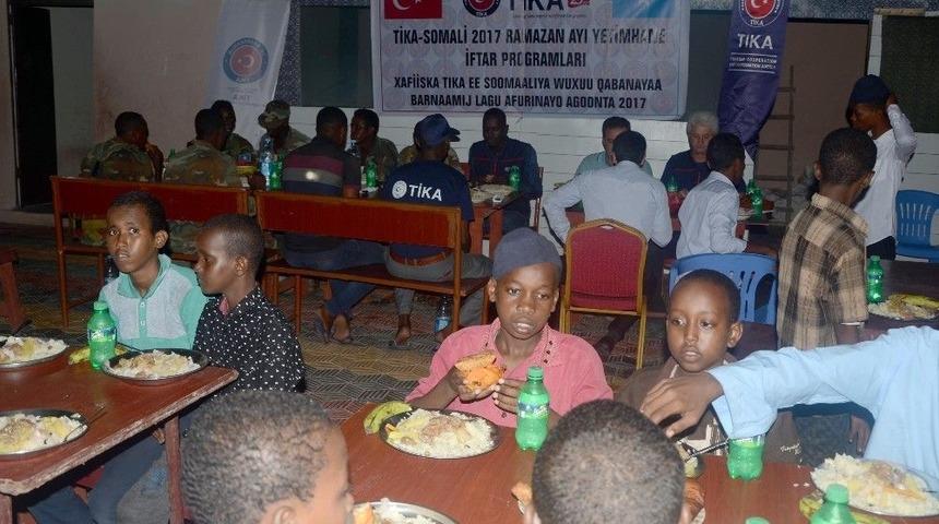 Tika&rsquo;dan Somali&rsquo;de Yetimlere İftar