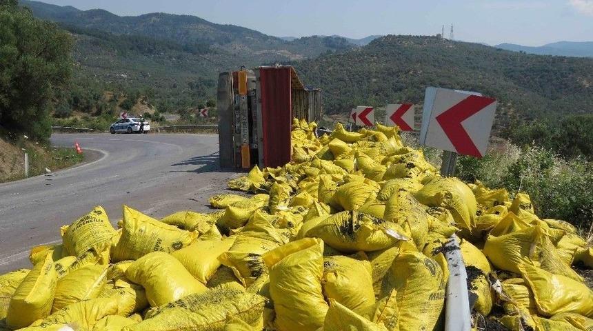 &Ccedil;anakkale&rsquo;de Trafik Kazası: 1 &Ouml;l&uuml;, 1 Yaralı