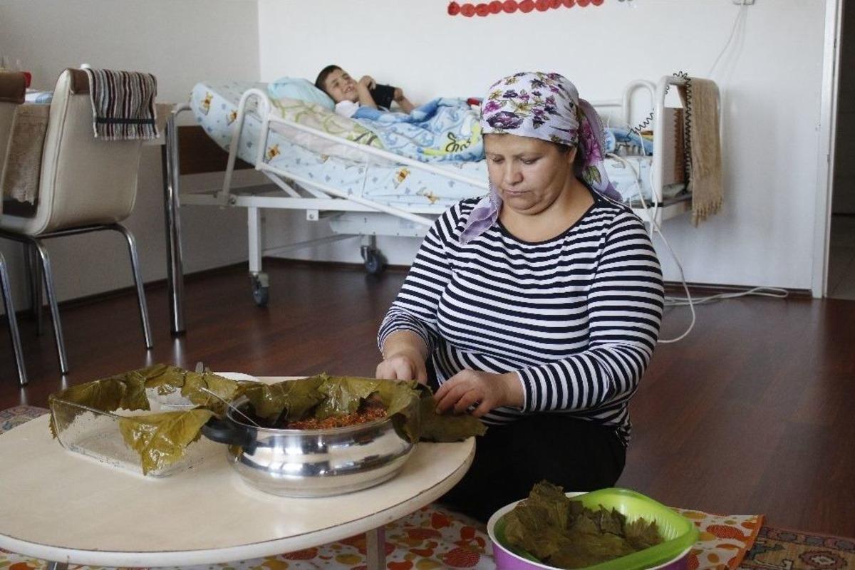 Fedakar Anne Oğlu İ&ccedil;in Yaprak Sarıyor