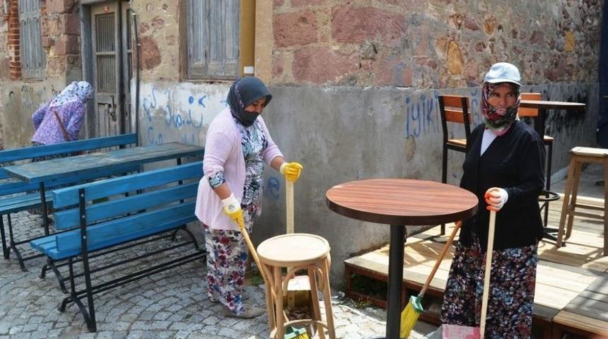 Ayvalık&rsquo;ta Temizlik İş&ccedil;isi Kadınlar Her Tarafı Pırıl Pırıl Yapıyor