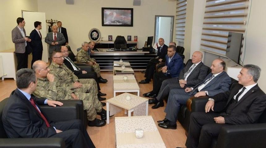 Vali Azizoğlu, G&ouml;&ccedil;menlerle İftarda Buluştu