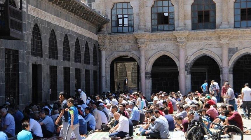 Ramazan Ayının İlk Cumasında Camiler Doldu Taştı