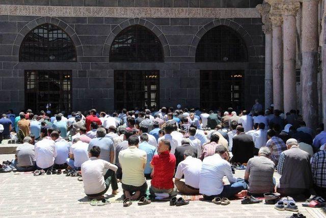 Ramazan Ayının İlk Cumasında Camiler Doldu Taştı