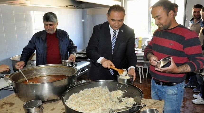 G&uuml;r&uuml;n&rsquo;de Her G&uuml;n 550 Aileye İftar Yemeği Dağıtılıyor